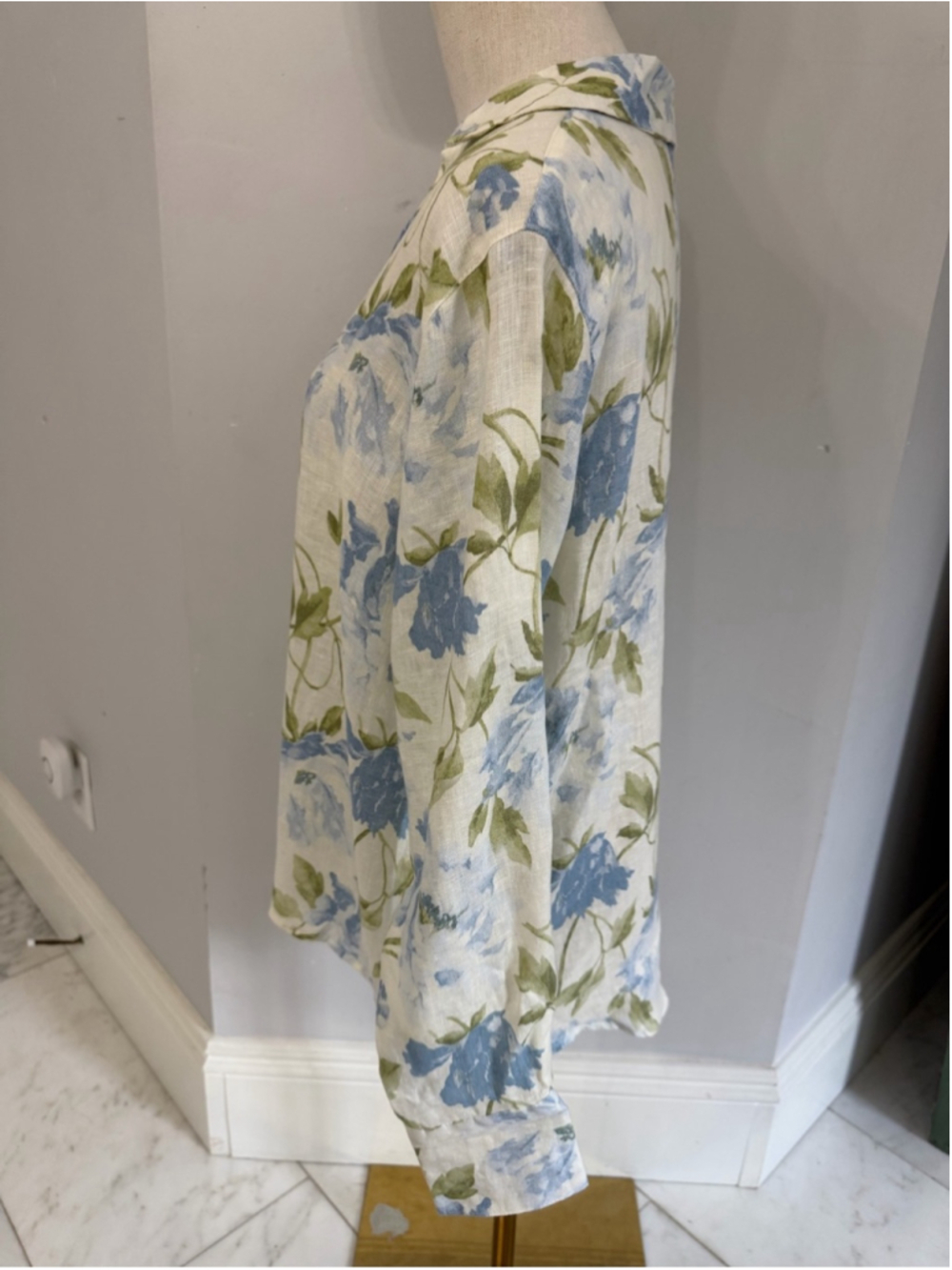 Laura Ashley Women’s Size Medium 100% linen blue floral printed button up blouse - Picture 2 of 6